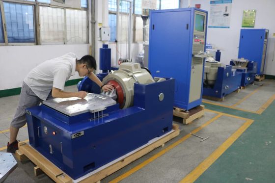 Kapsamlı titreşim testi için maksimum yükü 300 kilogram ve hareketli sarmal ağırlığı 30 kilogram olan yüksek kapasiteli titreşim salkım sistemi